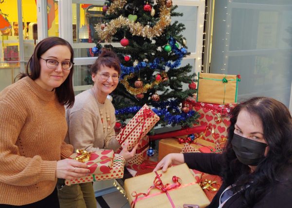 Naiset ihastelevat nuorten tekemiä joulupaketteja Matarassa